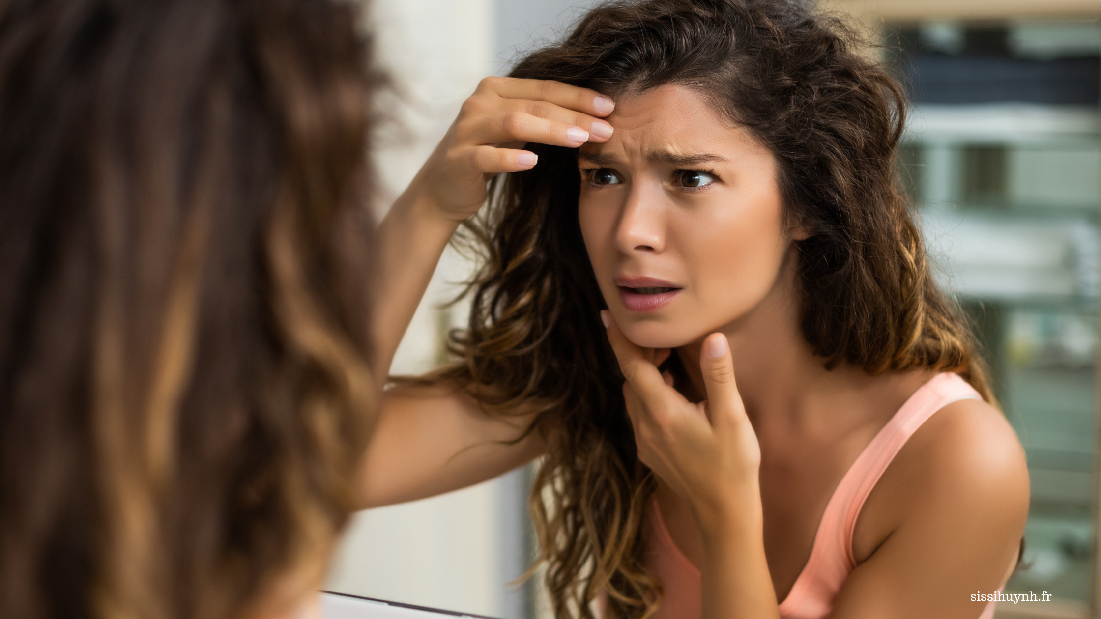 Visage fatigué avec teint terne, illustrant les signes énergétiques selon la Médecine Traditionnelle Chinoise